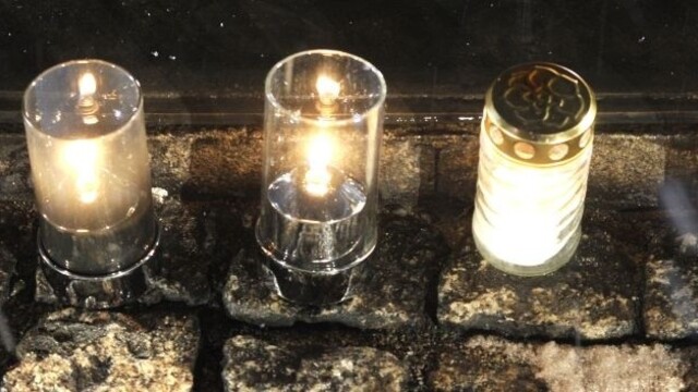 hrob sviečka sviečky cintorín ilu (SITA/AP)
